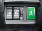 両側パワースライドドアのスイッチで運転席から操作できます。もちろんドアハンドルで操作も可能です。