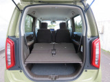 リヤシートを前に倒すとご覧のような広大なラゲッジスペースが作れます。是非一度実車でご確認下さい。