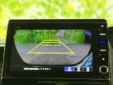 画面には車両後方の様子とガイド線が表示され、駐車時に周囲や進路を確認する際に役立ちます。画面表示を活用して後退時の安全確認がしやすく、日常の駐車をサポートします。