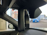 ETC内臓 自動防眩ルームミラー :後続車のライトが反射しても眩しくないように、ミラーの反射率を自動的に調整します。