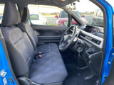 前席は座面と背もたれにゆとりを感じる形状で、運転席からメーターや前方を見渡しやすい配置です。ドア開口部から乗り降りしやすく、助手席との距離感も自然。毎日の移動を快適に過ごせます。