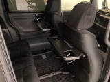 運転席・助手席の背もたれには、2列目シート用にカップホルダー付きの「格納式のシートバックテーブル」を装備しています。休憩時のちょっとした時間などカップを置いたり、小物置きに使えて便利です。