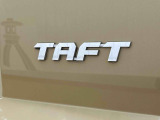 バックドアに車名エンブレムを装着しています。