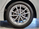 BMWの純正アロイホイールは軽量かつ強度にも優れているホイールで走行性能を引き上げる設計になっております。足元にもBMWは妥協がなくこだわっている個所になります。