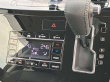 運転席・助手席・後席でそれぞれ独立した温度設定が可能。個別に自動制御を行います。また風量や吹き出し口モードの調整機能も搭載。