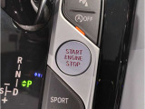 【スタートボタン】リモコンキーを持っているだけで起動可能なスタートボタン。オートスタート/ストップ機能も装備しており燃料消費量の軽減に貢献します。