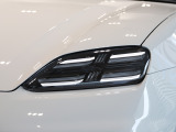 LEDマトリックスヘッドライトは、カメラによる先行車および対向車検知、メインビームコーンの個別セグメントをインテリジェントに 常に調光。 ドライバーの眩惑を避けるための交通標識部分は減光させます。