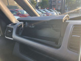 グローブボックスです!上下にスペースがあり、車検証や小物を収納可能です