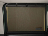 セカンドシートの窓ガラスには日よけのシェードを装備しています。強い日差しのカットに、プライバシー対策としても重宝します。