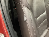 車の側面からの衝突時に作動し、乗員の胸部や腰部への衝撃を和らげるサイドエアバッグ装備。