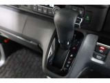 インパネシフトだから視線の移動も少なく足元もスッキリ♪運転席もゆったりしているのでゆとりを持ってドライブできますね!