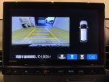 リバースギアに入れるだけで後方の表示へ切り替わります。夜間や雨の日の駐車も楽になりますよ。