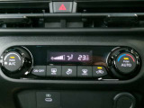 オートエアコンで車内はいつも快適 設定温度で風向きや風量を調節してくれます