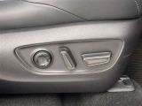 運転する時はドライビングポジションが気になりますよね。パワーシートで座席位置の微調整もしっかりできます。高級感がある装備としても人気があります。