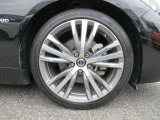 おしゃれは足元から♪♪『245/40R19インチ』♪♪日産純正アルミホイールをはいております♪♪ランフラットタイヤです♪♪