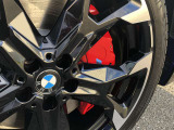 M スポーツ・ブレーキは、ダイナミックなパフォーマンスに相応しい優れた制動力を発揮。Mのロゴがあしらわれたブレーキ・キャリパーと大型のディスクを備え、スポーティな走行スタイルとブレーキ性能を実現します
