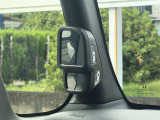 サイドビューサポートミラー。停車時や発進時、対向車とのすれ違いや路肩に寄せるときなど、車両左側前方を確認するときに役立ちます。