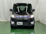 ディスチャージヘッドライト【HID】を装備していますのでとても明るく、夜間の走行や雨の日も安全・安心です。オートライトコントロール付きで周囲の明るさに応じて自動で点灯・消灯します。