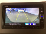 後方確認はお任せ! リアカメラ装備でバック駐車をサポートします。