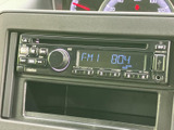 表示部には選局中のFM放送が表示され、運転中も情報を確認しやすい構成です。周囲には操作ボタンが並び、ラジオを楽しみたい日常の移動にも取り入れやすい装備です。