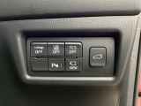 各種機能の切替スイッチは運転席パネル下に集約されています。任意で切り替え可能なため状況に合わせてお使いください。