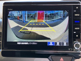 後方の様子を画面で確認でき、ガイド線も表示されるため、駐車時の位置合わせをサポートします。周囲を直接確認しながら、慎重な後退にお役立てください。