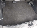 デッキボードは6:4で左右分割することもできるので、背の高さの違う荷物を運ぶ時に便利です。