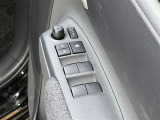 【パワーウィンドウ集中スイッチ】運転席のパワーウィンドスイッチ位置には運転以外の窓の開閉・ロック機能も付いています