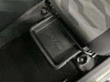 【シートアンダートレイ】助手席シート下にはトレイが装備!サンダルなどの収納に便利です☆
