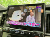 テレビ映像を大きな画面で楽しめる装備です。停車中の休憩時間や待ち合わせの合間など、車内で過ごすひとときに活用できます。番組を見たいときに画面から選べるので、日常の待ち時間にも便利です。