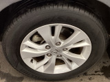 足元が整っていると、車全体がすっきりとした印象になります。丁寧に清掃を済ませており、気持ちよく乗り出せる状態です。まずは実車の雰囲気をご覧ください。