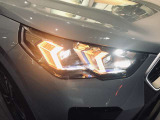 エンジェルアイ、イカリングと呼ばれるBMWのライトの正式名称は「コロナリング」です。一目でBMWとわかる伝統のデザインです。