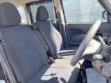 運転席まわりには十分なスペースがあり、大柄な方でもゆったり運転していただける環境です。