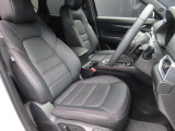 運転席のドアを開け、乗り込む際のイメージです。