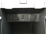 電源ソケット USB が使用できます。