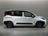 両側パワースライドドア付きだから、狭い駐車スペースなどでの 乗り降りラクラク!小さなお子さまのいるご家庭には嬉しい装備。