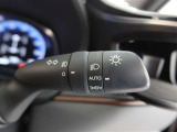 車外の明るさに応じて、自動的にライトの点灯・消灯をしてくれます