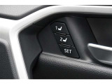 車の運転席の位置を保存できるシステムです。運転手が変わってもセッティングしたポジションを再現できる為発進時の手間が省けます。