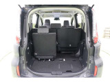 シートは片方だけ倒せるので、乗車人数や荷物の多さにあわせてフレキシブルにアレンジできます。後部座席に乗車しながら長尺物も積み込めます。