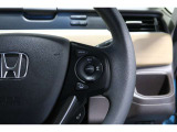Hondaセンシングの機能のひとつ、アダプティブクルーズコントロール付!アクセルから足を離しても設定したスピードと前車との車間を保ち走行してくれます!車線維持もアシスト☆高速道路で疲労軽減ですね☆