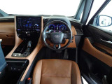 ウッド調と革巻きステアリングで快適な操作性の運転席です。