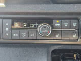 車内環境を自動でコントロールするフルオートエアコン。長距離ドライブも快適です。