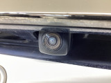 車の後方に小型カメラが付いておりバックする際の後方の様子をモニター上に表示します。
