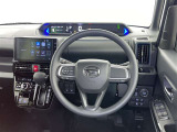 運転席まわりです。 各操作スイッチは使いやすい位置に配置されてます。