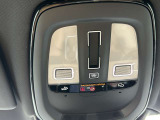 緊急時にはSOSボタンを押すと、Volvo On Callサービスセンターまたは最寄りの緊急コールセンターに連絡することができます。