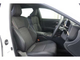【運転席&助手席】黒を基調にした高級感のあるデザインです。パワーシートで微小な位置調整も可能です。パワーシート可動時の静かなでスマートな音は上質さと高級感を感じさせてくれます。