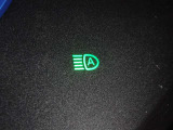 【ハイビームアシスト】先行車または対向車の有無や周辺の明るさなどに応じて、ヘッドライトのハイビーム(上向き)とロービーム(下向き)を自動で切り替えます。