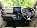 運転席まわりはメーターやナビ画面を確認しやすい配置で、前方の視界も広く取られています。明るい色調の空間に、座席のファブリックが落ち着きを添えます。