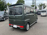 日産自動車認定のクオリティショップ」3つのお約束: 3≫「店&rArr;清潔で明るく、さらに快適なお店へ」 展示スペースがしっかり確保されているので、実際に見て乗って納得のいくまでご検討いただけます。