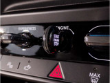 MINIの内装はとにかく『円』に拘ったデザインコンセプトが一目で伝わってきます。これほど円形に拘った車は他に御座いません。伝統のデザイン、トグルスイッチなど遊び心のある内装で御座います。
